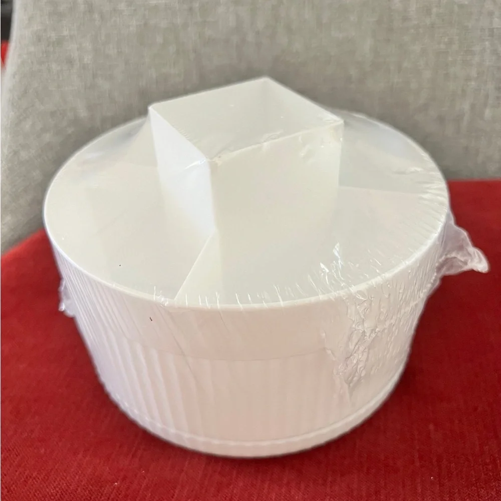 A Rotary Desktop Cosmetic Storage Box